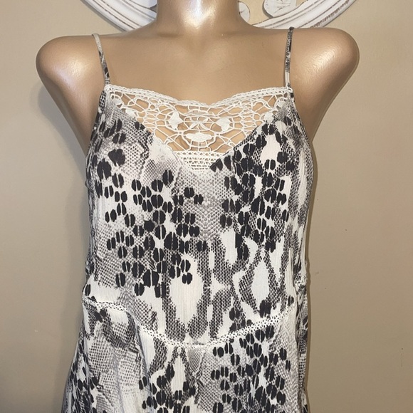 Express women’s medium 8 10 top blouse cami cream grey black macrame peplum - Picture 2 of 9